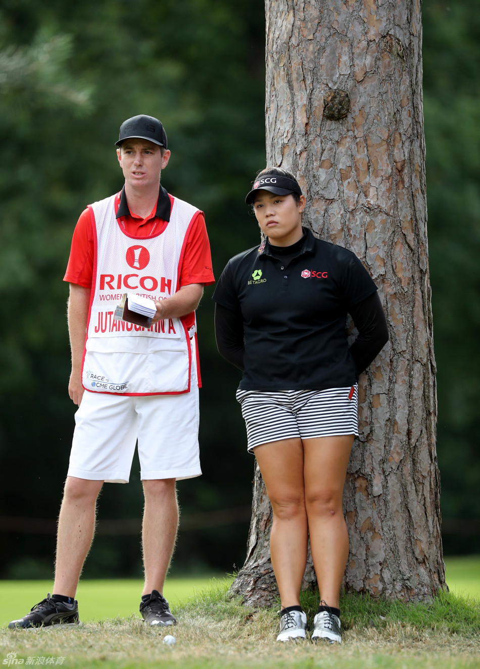 荣耀时刻，阿瑞雅与银光闪闪的冠军奖杯合影，笑容灿烂如花