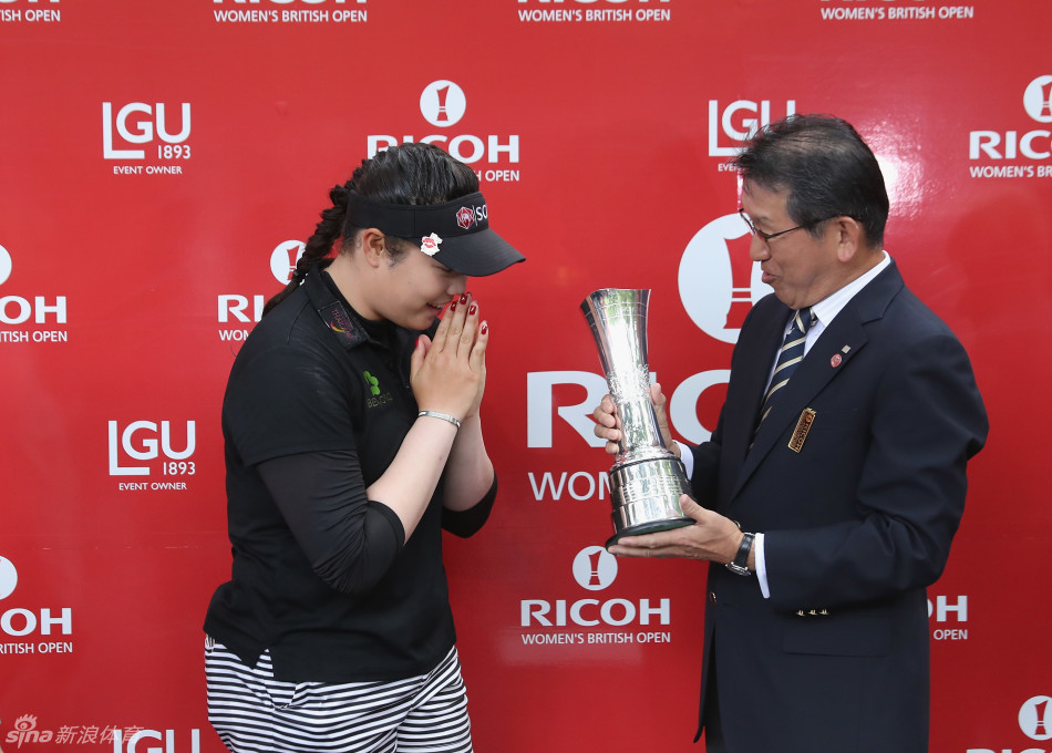 阿瑞雅夺冠后与姐姐莫莉娅紧紧相拥，家人的支持是她最坚强的后盾