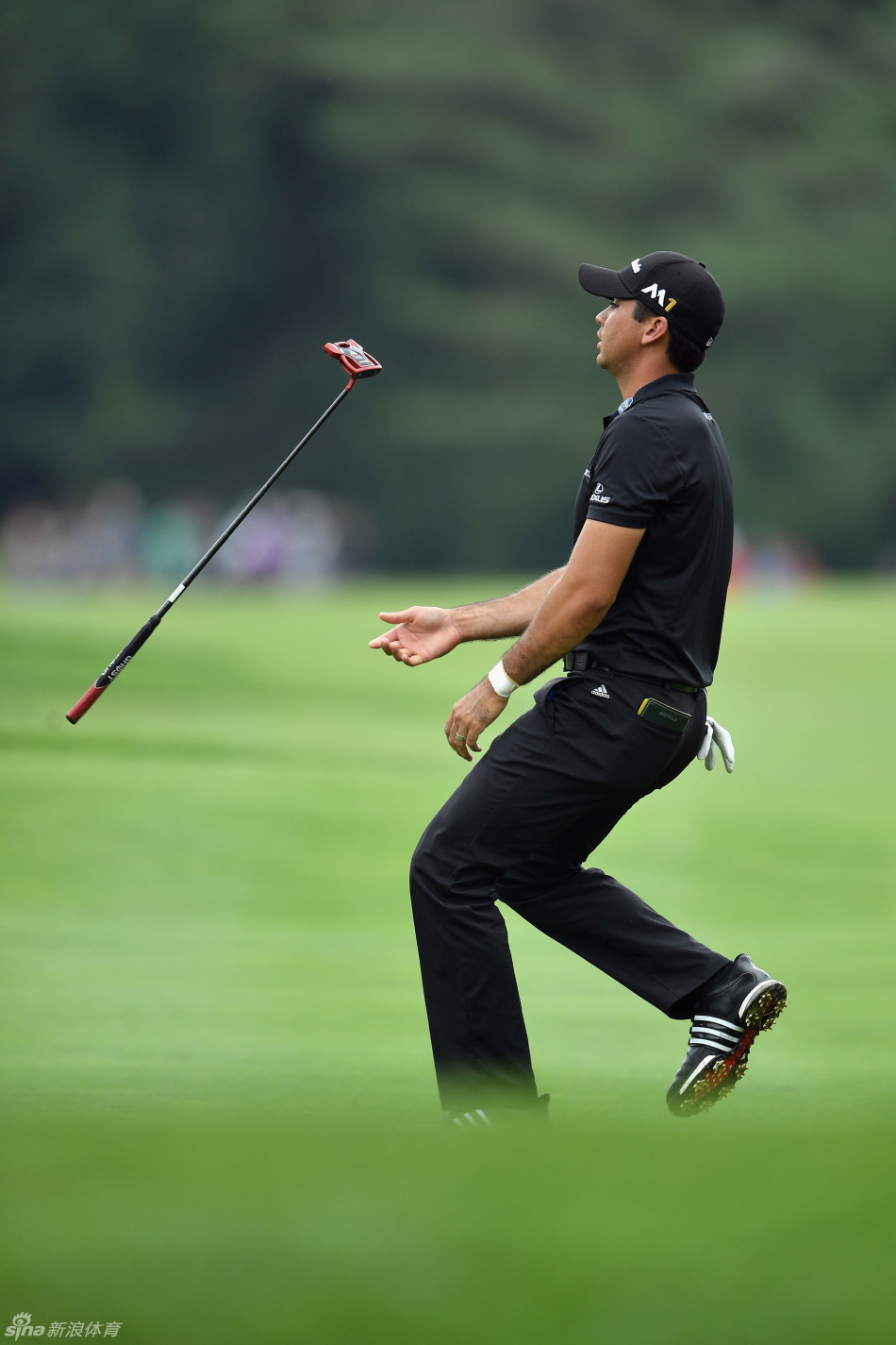 格里洛在错失良机后，失望地深深低下头，用双手捂住脸庞，独自消化着赛场上的残酷滋味。