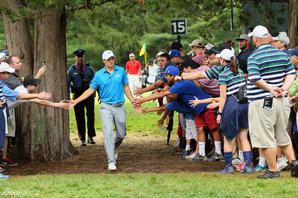 斯皮思带着标志性的灿烂笑容，与兴奋的观众击掌互动，将赛场变成了一个巨大的庆祝派对。