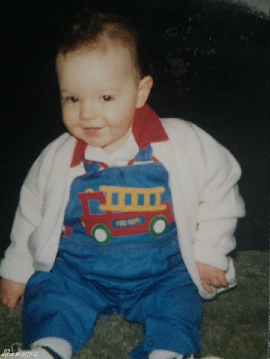 一张珍贵的麦克罗伊童年照片,年幼的他手持小小的球杆,笑容灿烂,眼神中已透露出对高尔夫纯真的热爱。