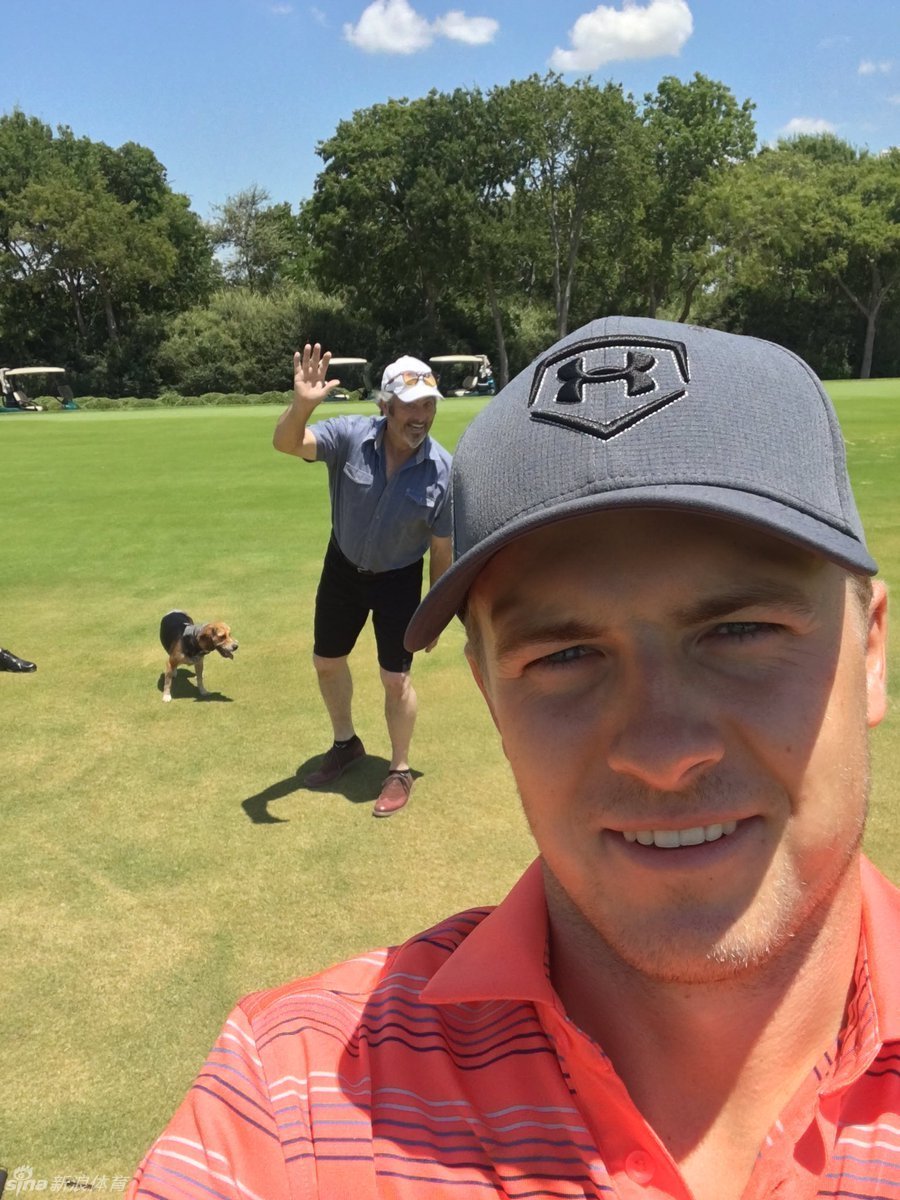 乔丹·斯皮思在赛场外与好友轻松自拍,笑容亲切自然,展现出年轻冠军平易近人的一面。