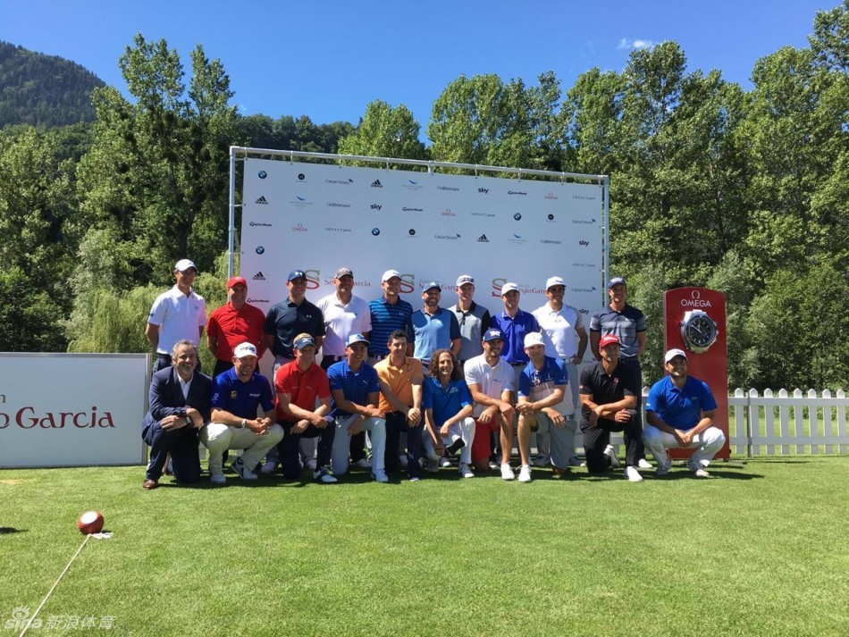 一场由加西亚举办的慈善晚宴现场,星光熠熠,众多高尔夫球星与社会名流齐聚一堂,共同为慈善事业举杯。