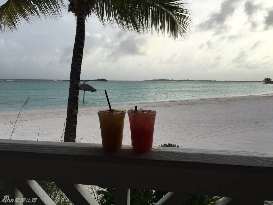 著名高尔夫球员巴巴·沃森强力下杆的瞬间,球杆杆身因巨大的力量弯曲成一道惊心动魄的弓形,极具视觉冲击力。