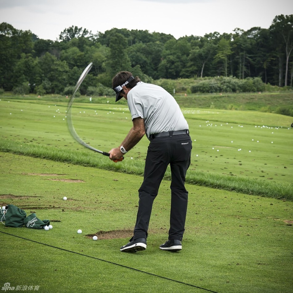 女球员纳塔利·古尔比斯在健身房进行核心力量训练,神情专注,汗水见证了她为提升球场表现所付出的努力。