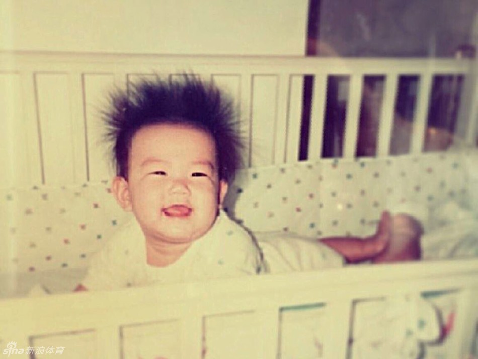 大满贯冠军丹尼·威利特悠闲地坐在海边,眺望远方,享受着比赛之外平静而美好的个人时光。