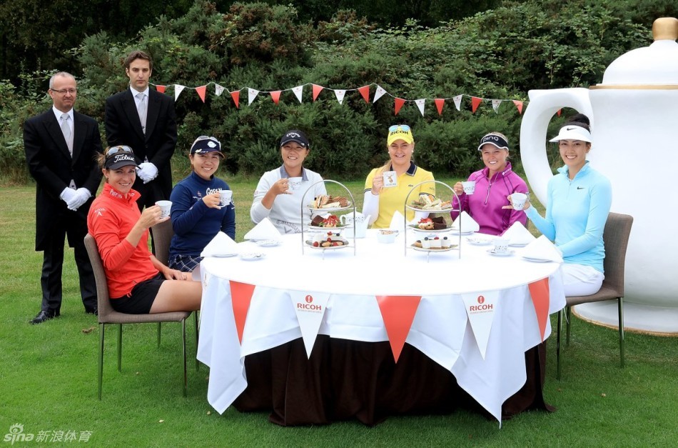 高宝璟、魏圣美等知名女子高尔夫球员在非正式场合聚会,她们面带微笑,气氛轻松愉快,展现了赛场下的姐妹情谊。