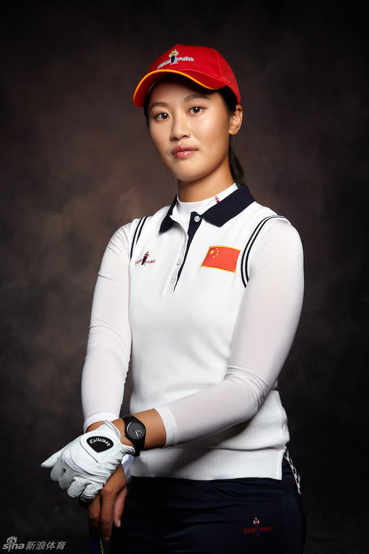 运动员完成一次完美挥杆后,身体充分扭转,收杆姿势挺拔而稳定,球杆优雅地停留在肩后,展现了卓越的技术与控制力。