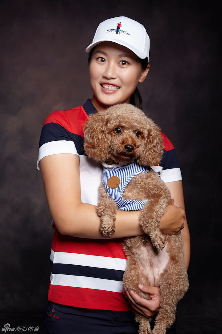 赛后,获胜的选手被热情的球迷们包围,他正微笑着为大家签名,回馈支持,场面热烈而融洽。