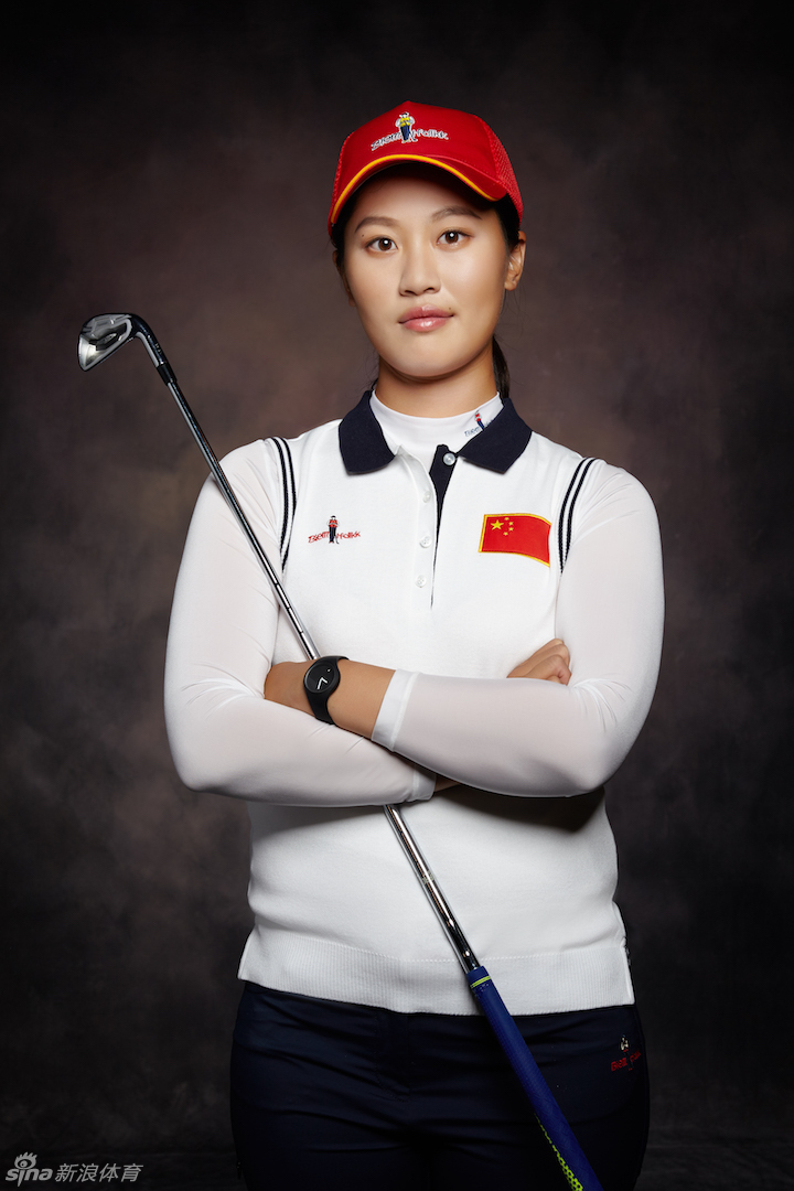 赛场上的中国红球包特写，在绿草茵茵的球道上格外鲜艳夺目，象征着中国力量