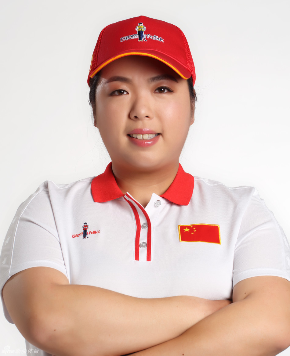 冯珊珊在果岭边沉稳观察，阳光洒在她专注的脸庞上，身后是里约热内卢的连绵山丘