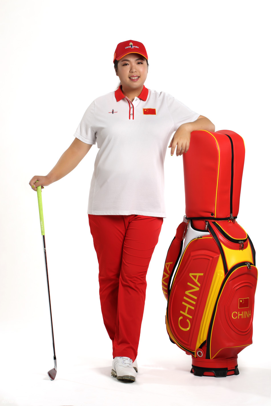 林希妤挥杆瞬间，身姿矫健如燕，球杆划出一道优美的弧线，背景是奥运高尔夫赛场的广阔蓝天