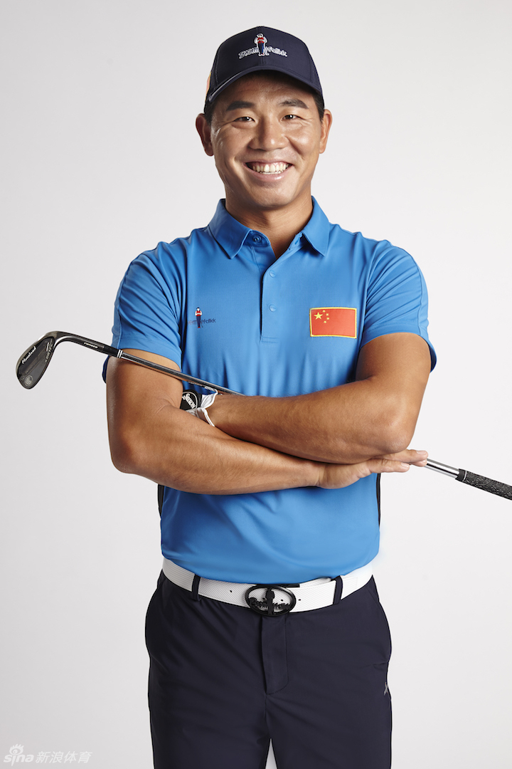 李昊桐全神贯注准备推杆，眼神锐利如鹰，果岭的线条在他面前清晰展开