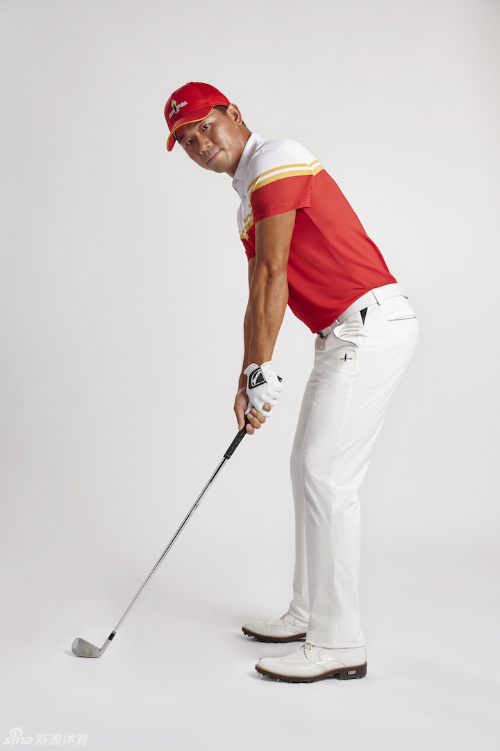 吴阿顺在球道上优雅击球，动作舒展而协调，整个身体与球场环境融为一体