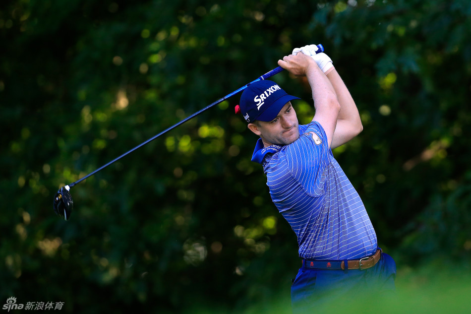 卫冕冠军巴巴-沃森在TPC高地河流球场上凝神击球，粉色的一号木划破空中，标志性的粉红色球杆与绿色果岭交相辉映，充满力量与个性。