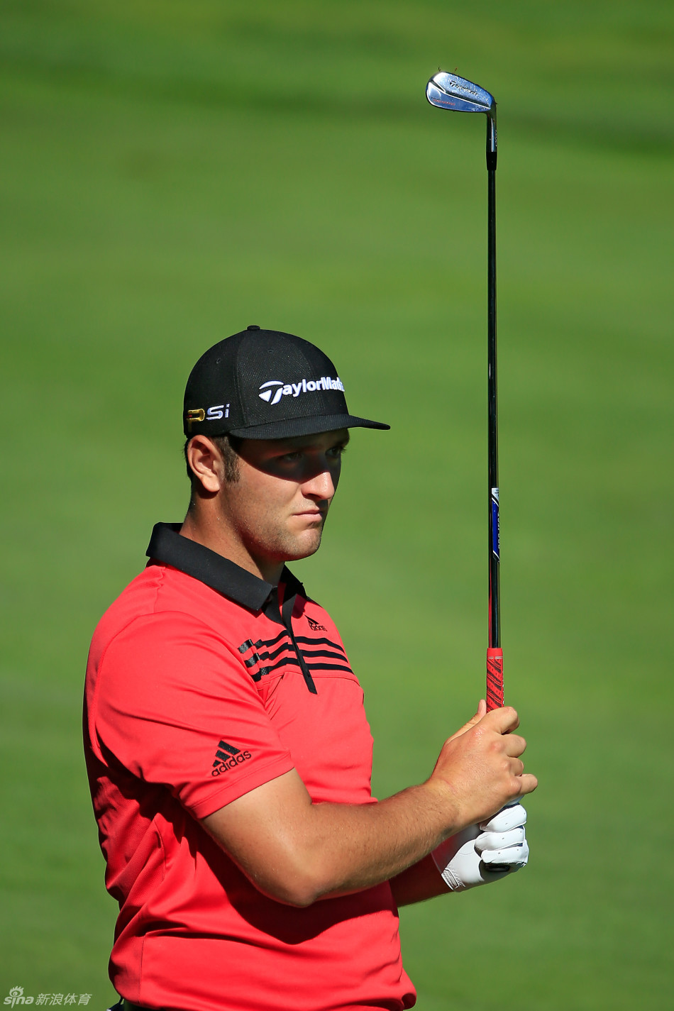 西班牙新星琼-拉姆在旅行者锦标赛的开球台上果断挥杆，年轻的脸上写满专注与自信，强大的核心力量在击球瞬间完全爆发。