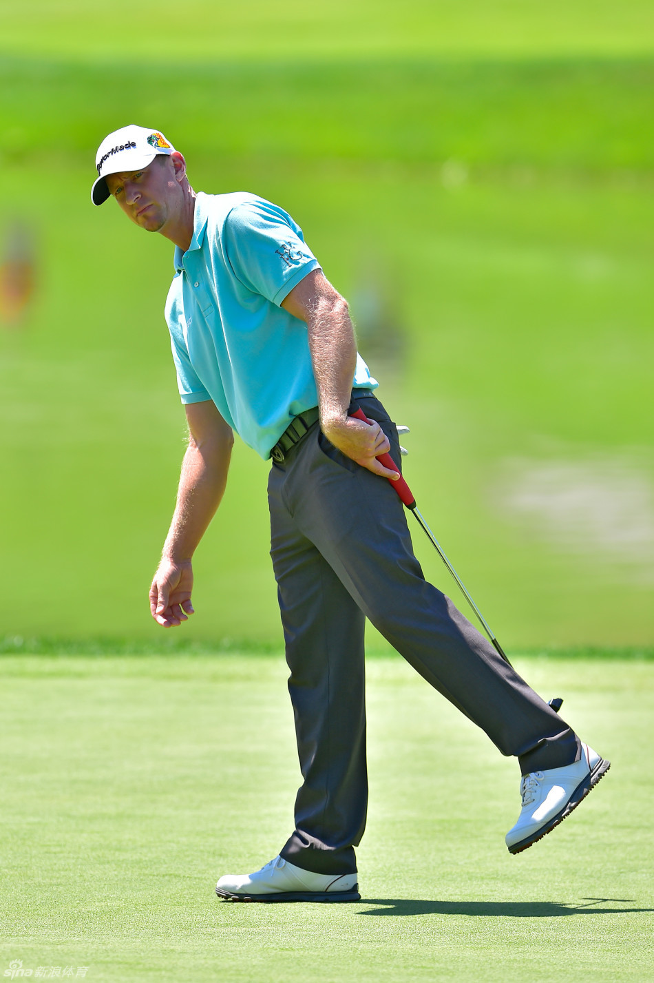 丹尼尔-伯格尔在旅行者锦标赛第三轮中霸气推杆，他正为创造62杆的佳绩而冲刺，眼神锐利，姿势果决，冠军气质尽显。