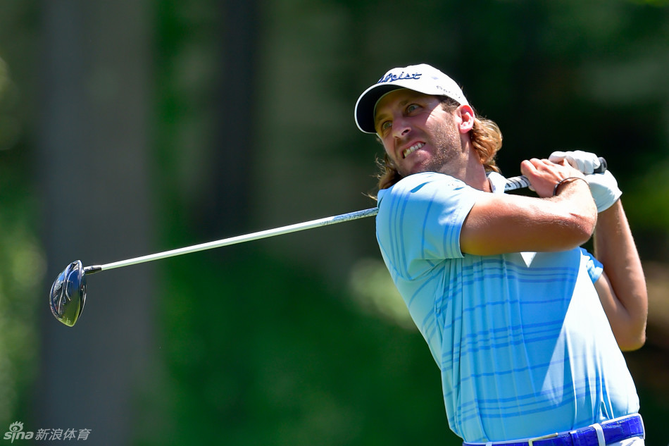 老将厄尼-埃尔斯在旅行者锦标赛的绿茵场上优雅挥杆，夕阳的余晖为他高大的身影镀上一层金边，尽显‘大易哥’的沉稳与传奇风范。