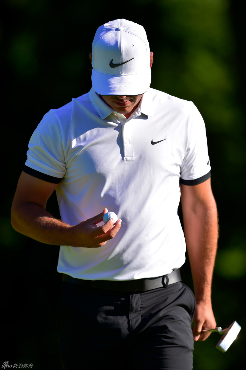 沃恩-泰勒在旅行者锦标赛的果岭上仔细研判推杆线路，阳光洒在果岭表面，每一道草纹的走向都可能决定小球滚动的命运。