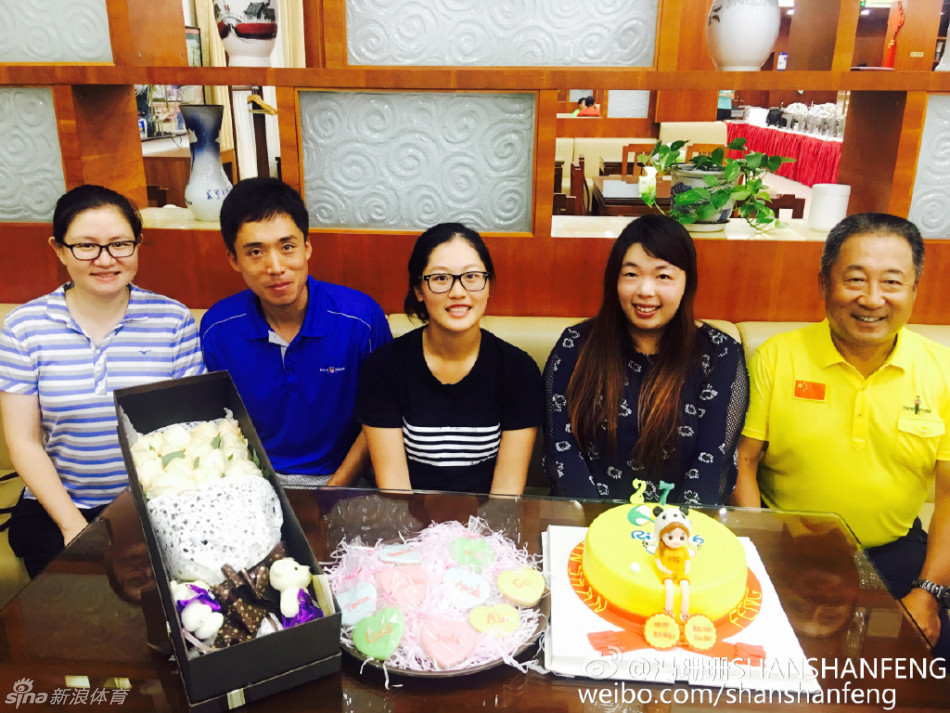 冯珊珊的父亲满脸慈爱地看着女儿吹灭生日蜡烛