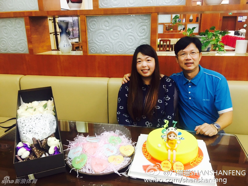 冯珊珊与队友林希妤在生日蛋糕前开心合影,两人笑容灿烂