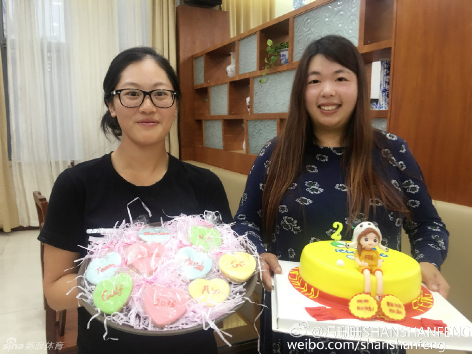 冯珊珊手捧一束鲜艳的玫瑰与队友教练们开心自拍