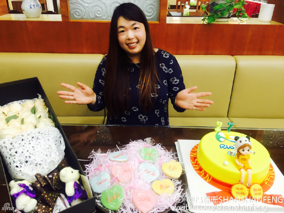 冯珊珊闭眼许下奥运心愿后正准备吹灭生日蜡烛