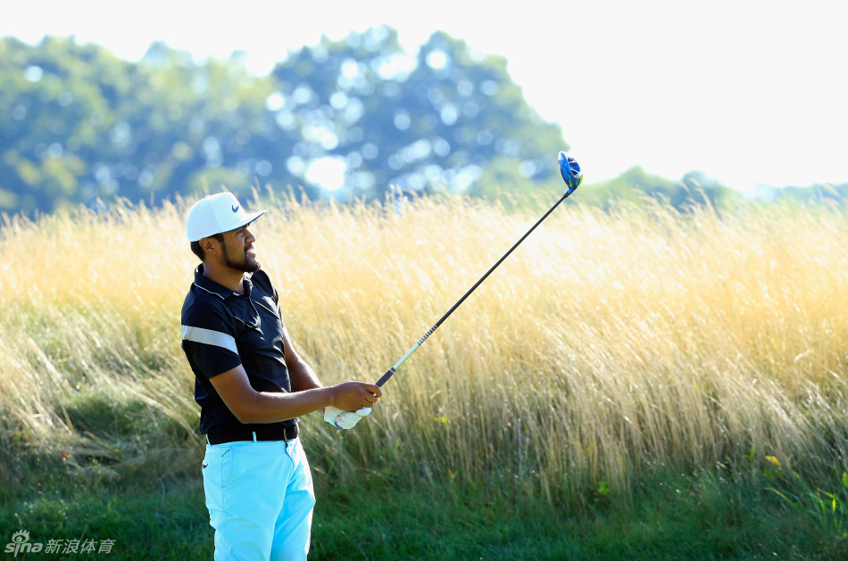南非选手布兰登-格雷斯在长草中艰难审视球位，面临严峻的晋级挑战