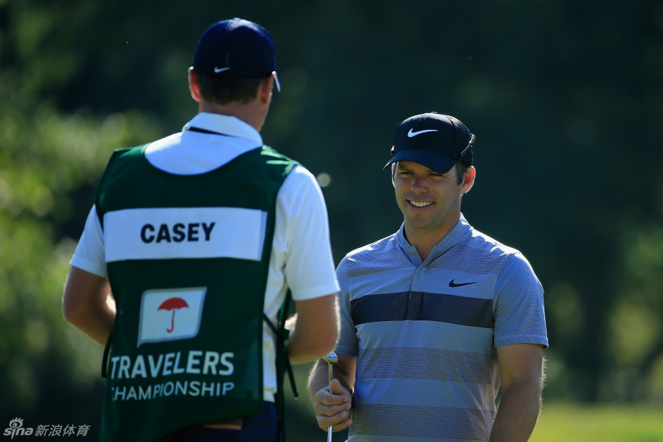 美国大炮手托尼-弗诺正在全力挥杆开球，身体舒展充满力量，小球向远方天空疾驰而去