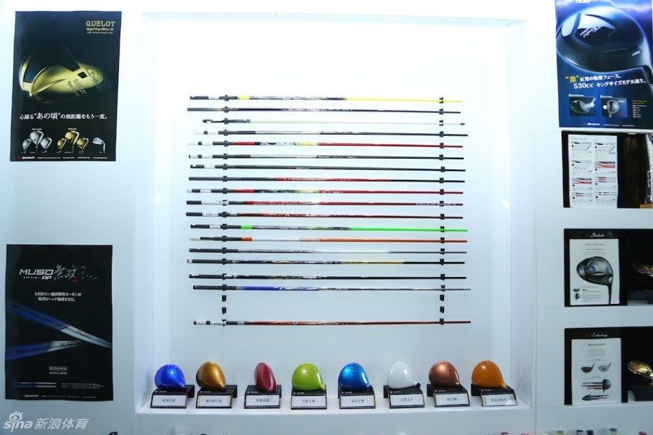 工人为限量版木杆上色,渐变涂层在烘烤灯下显现出夕阳浸染天空的瑰丽