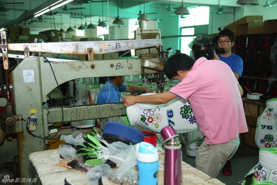 显微镜下的艺术:技师为推杆杆头绘制精细刻度线,每一笔都关乎果岭上的胜负