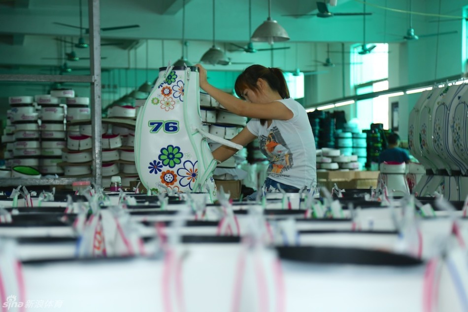 媒体聚焦激光雕刻机在钛合金杆头上刻制冠军签名,火花绽放如微型焰火