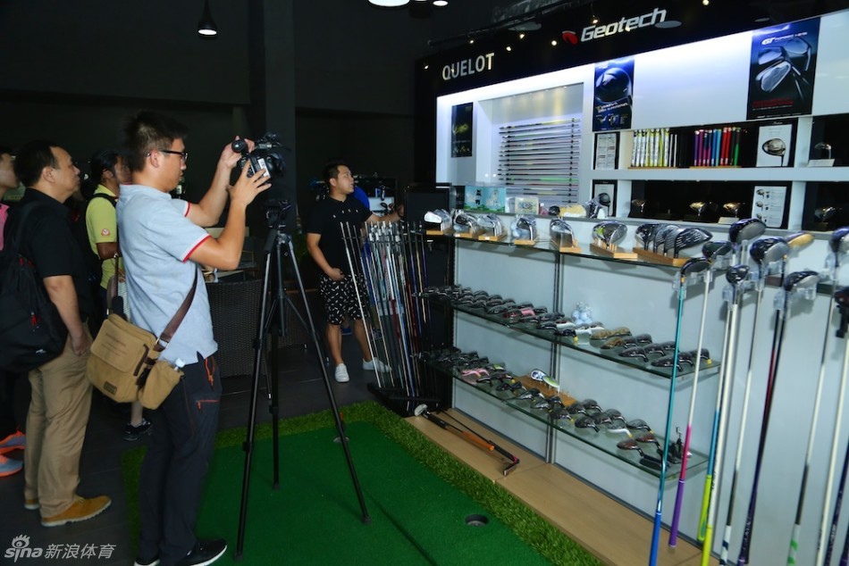 匠人为定制球包手工绘制徽章,颜料在皮革上绽放出家族纹章的荣耀