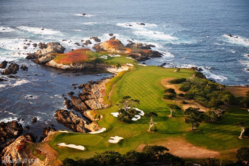 奥古斯塔国家高尔夫俱乐部第12洞金钟桥：湛蓝湖水映衬着经典的白色桥体与怒放的杜鹃花