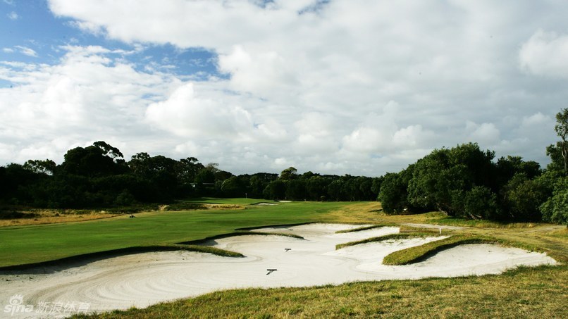 柏树岬球场第16洞悬崖之巅：高尔夫球飞跃太平洋惊涛之上的震撼瞬间