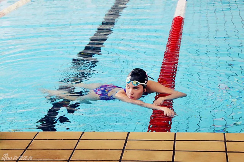 灿烂阳光下，徐珏展现着属于运动的活力与青春的明媚，无论是泳池还是舞池，她都是那道最耀眼的光。