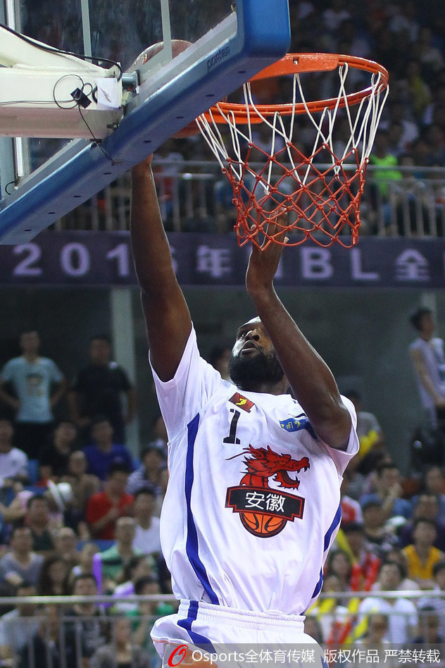 球员在三分线外张手命中，皮球在空中划出一道完美的弧线，应声入网。