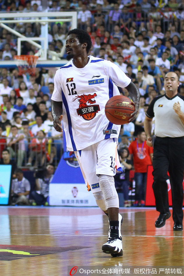 球员抢下进攻篮板，面对防守强行起跳，在对抗中寻找出手机会。