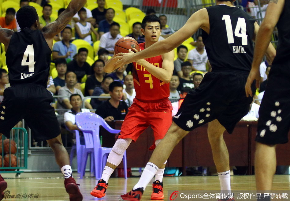 方硕面对意大利防守球员，冷静地将球推进过半场，眼神犀利寻找队友
