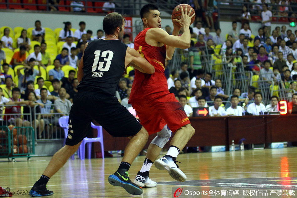 方硕带球加速突破，如利刃般瞬间过掉意大利队的防守球员