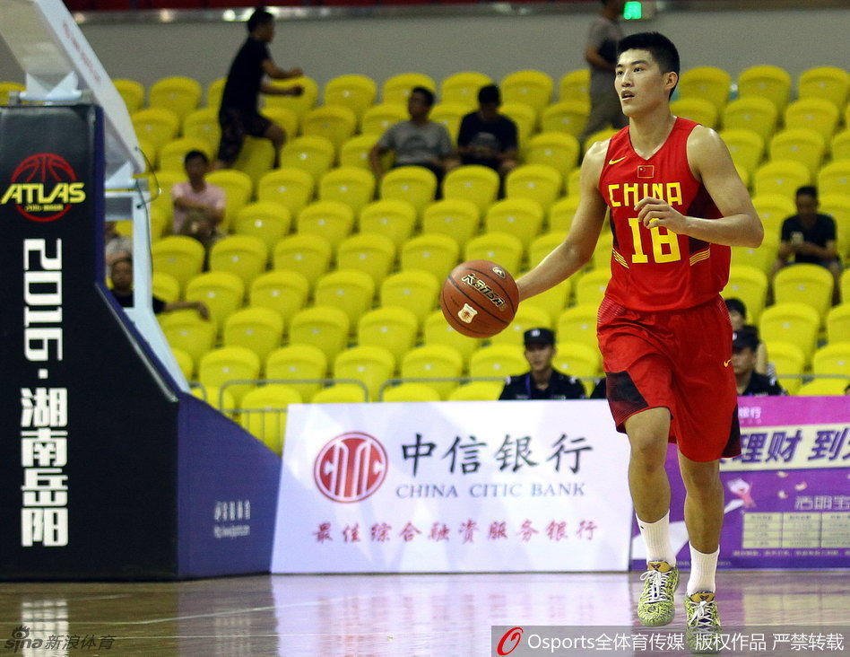 方硕在罚球线附近急停跳投，动作舒展飘逸，篮球应声入网