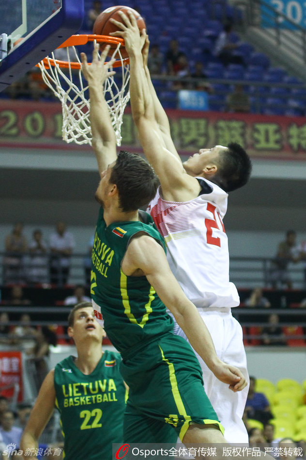 北京后卫方硕在三分线外运球组织进攻，他眼神犀利地观察着前场队友的跑位，手势示意战术跑动，场上五人宛如一台精密的机器。