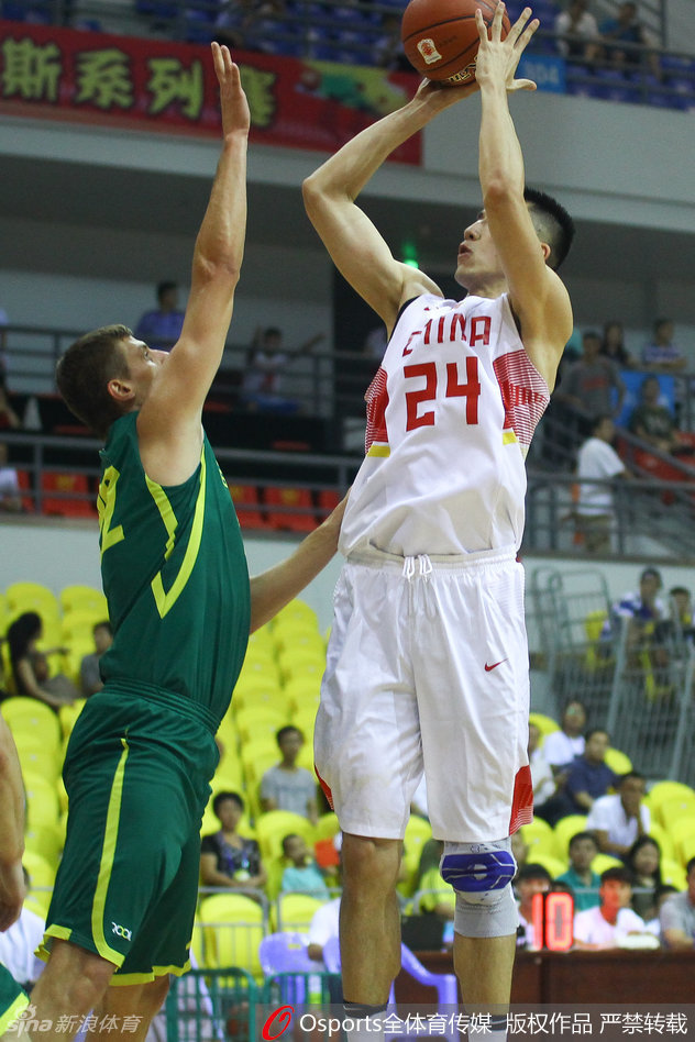 陶汉林接队友传球后，面对防守人强行起跳上篮，他利用强壮的身体在空中保持平衡，对手只能望球兴叹。