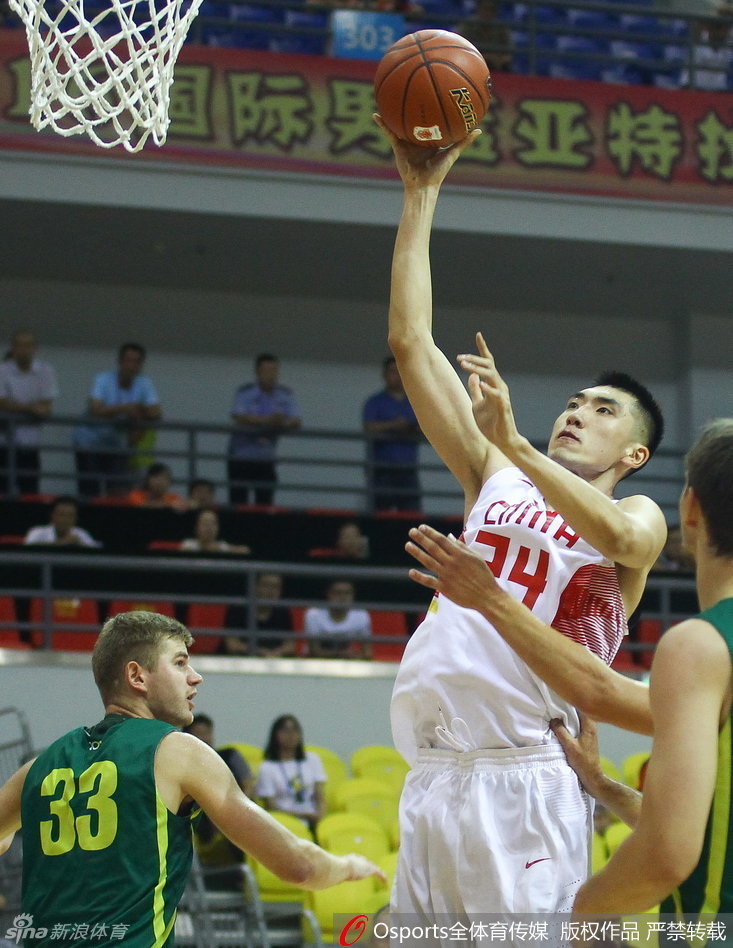 方硕运球推进到前场，目光坚定地观察着队友和防守者的站位，准备发动决定比赛走向的关键一攻。