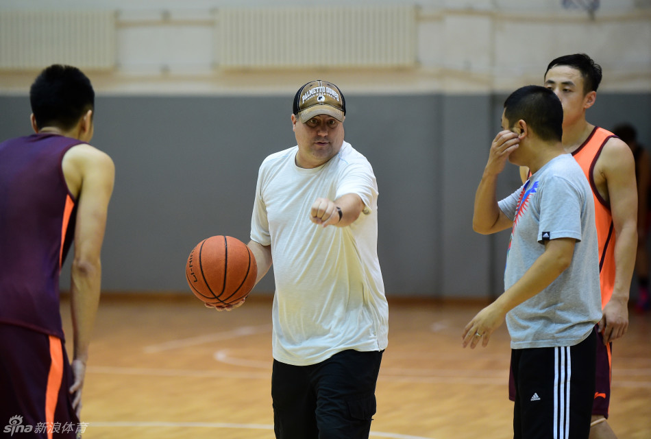 邓华德躬身屈膝，在场地中央亲自示范防守滑步，他的手势坚定有力，眼神专注地扫过每一位队员，仿佛在无声地强调：防守才是一支球队在漫长赛季中的立身之本。