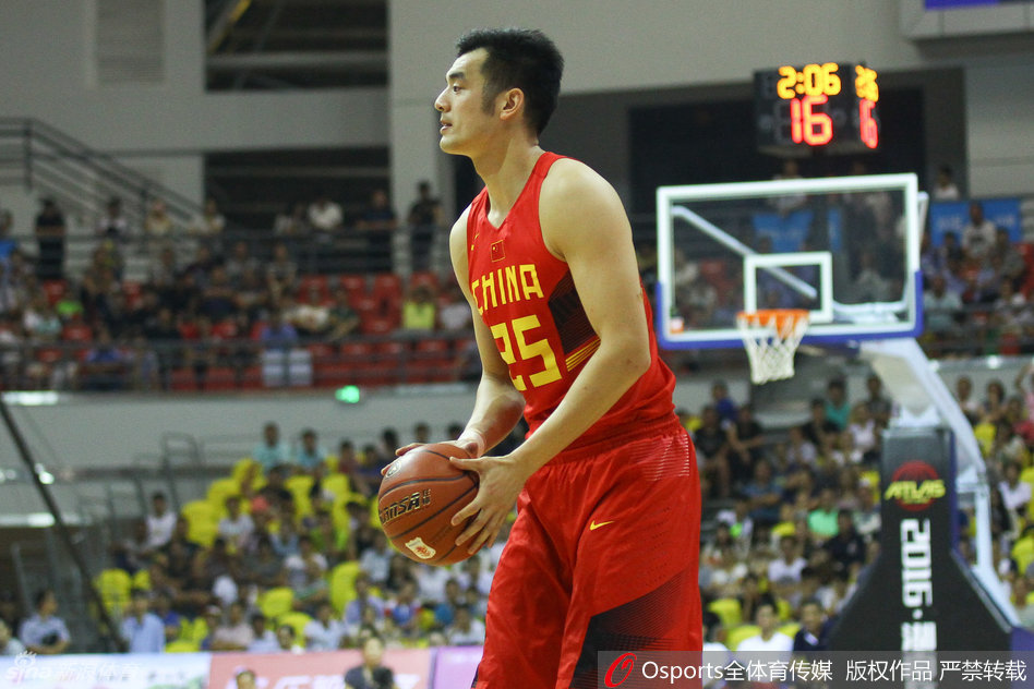 面对美国队球员如巨塔般伸出的封盖手掌，廉明毫无惧色，他利用逼真的假动作晃开防守重心，眼神中透露出超越年龄的沉稳与果敢。