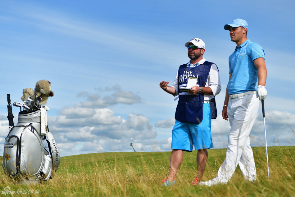 马丁·凯梅尔在皇家特伦球道上，手持码数本，神情专注地研究下一杆的进攻策略，身后的林克斯地貌开阔而苍茫。