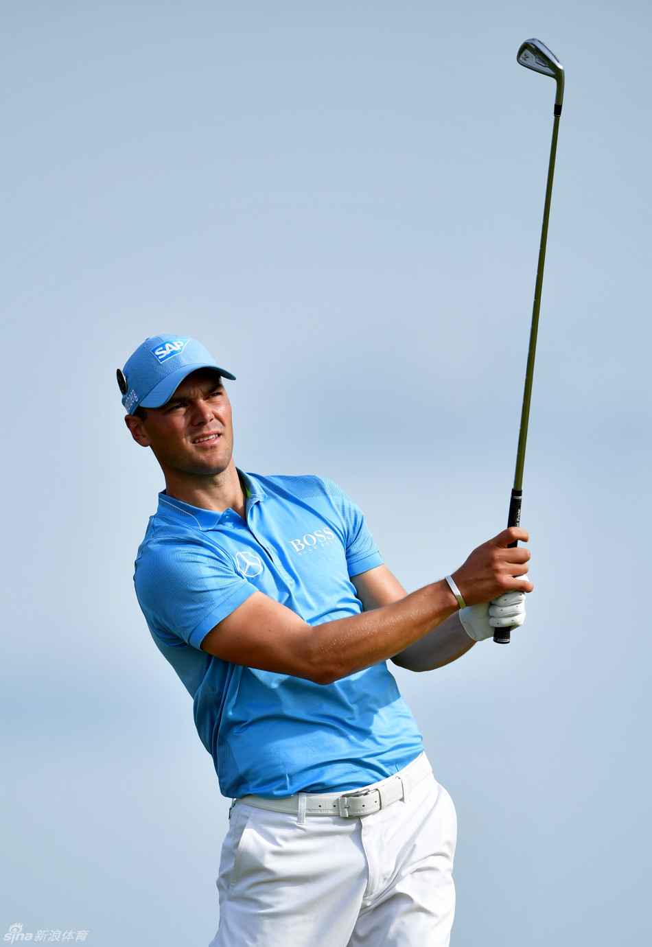 凯梅尔完成一次精准的铁杆击球，动作流畅而平衡，目光紧随击出的球飞向果岭，充满期待与专注。