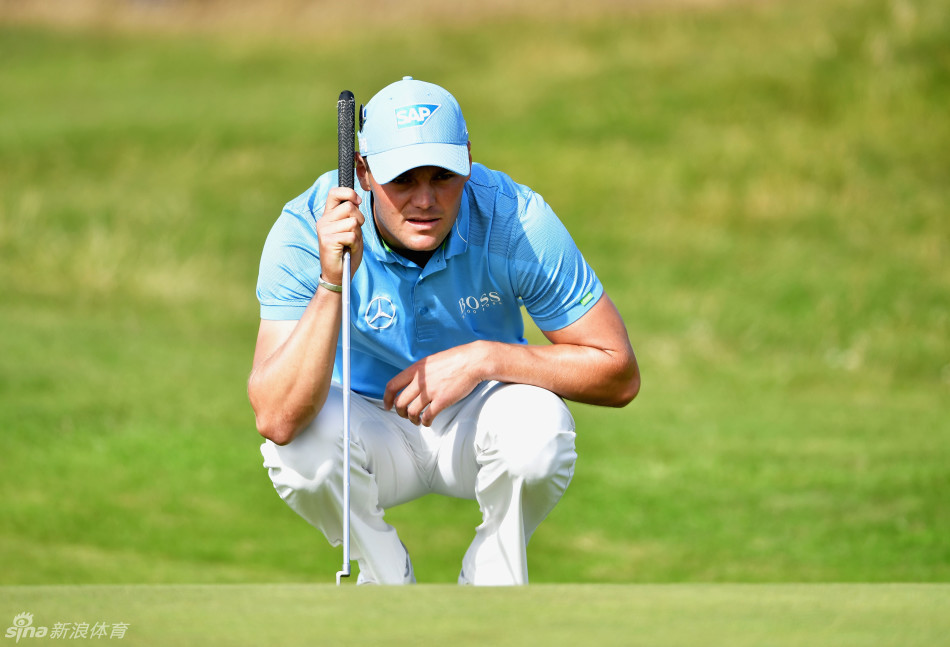 一次成功的推杆进洞后，凯梅尔手持推杆，面带沉稳的满意神色，从容不迫地走向果岭中央，准备拾起他的小球。