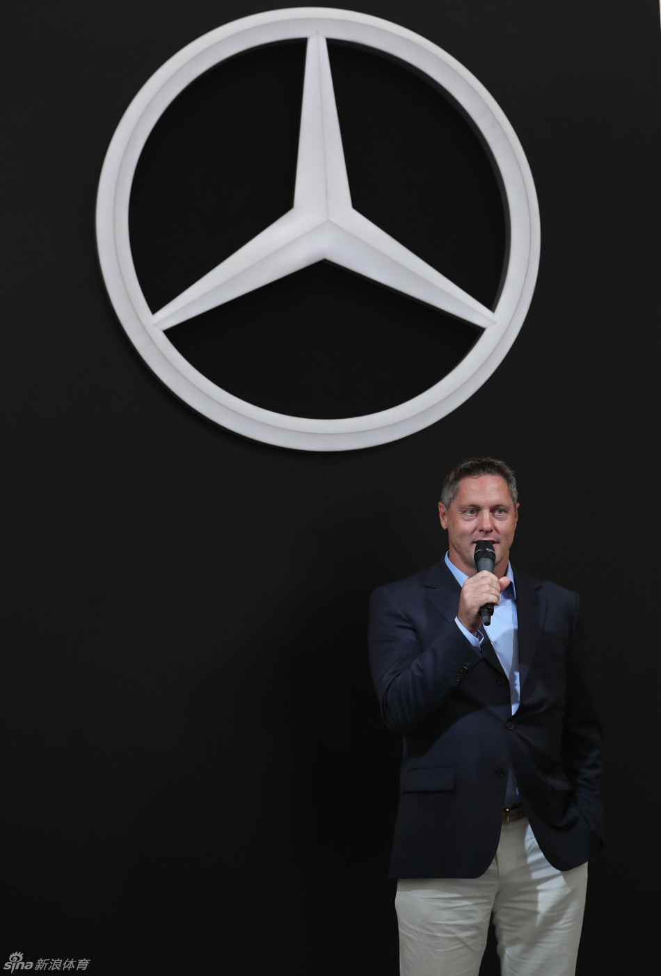 戈登·瓦格纳正在向嘉宾与媒体生动讲解Vision高尔夫球车的创新功能与设计细节